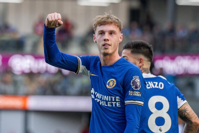 梅西太内向了，主持人说第一句就想拿着奖杯走，不到三年拿四冠