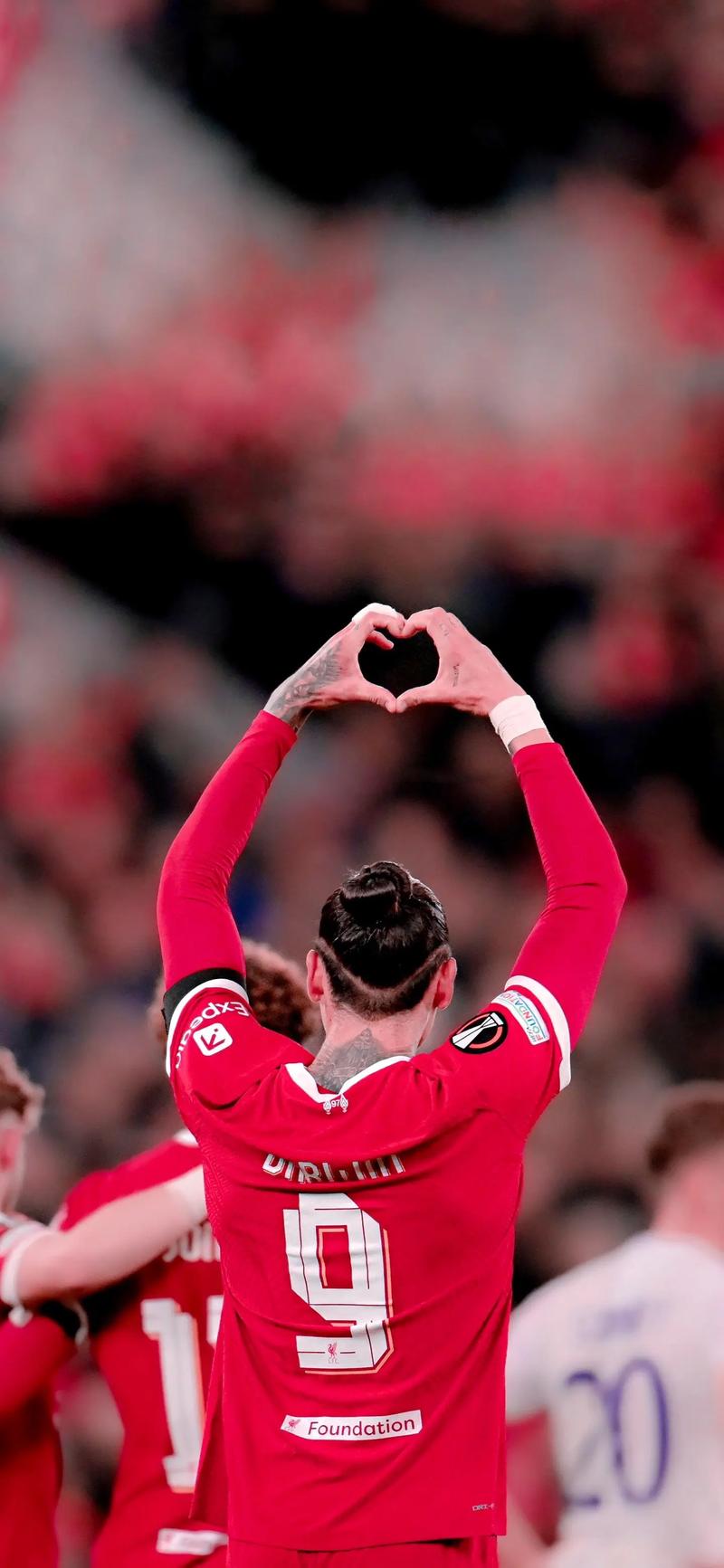 C罗中场休息时对裁判表达不满，讽刺道：你吹得太好了