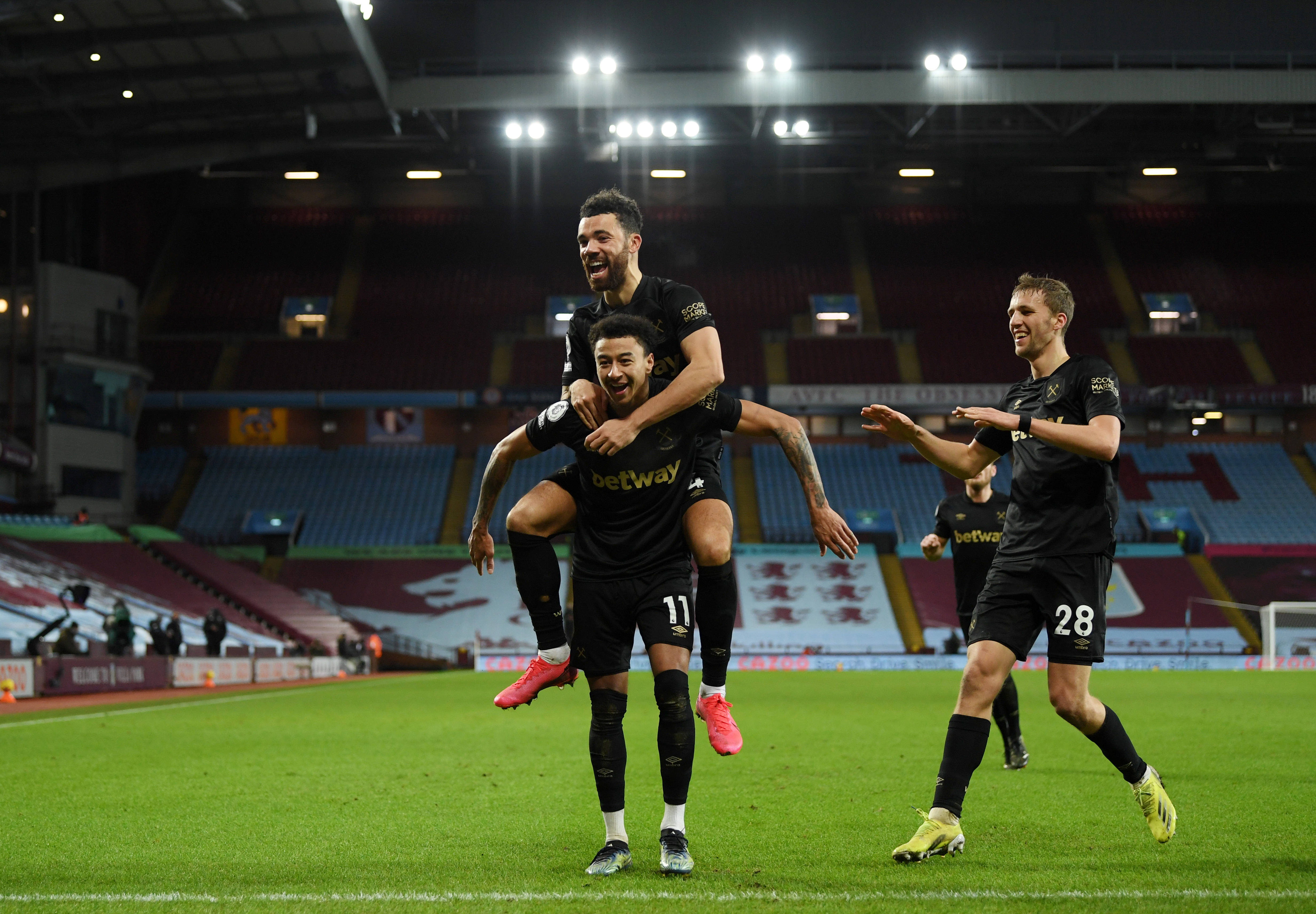 凯尔特人小球迷和远道而来的瑞士年轻人球迷互动