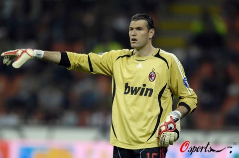 足球国足后防双塔表现稳固