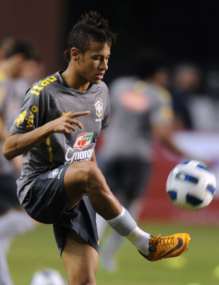 铜梁龙官方：下赛季球衣为主红客白，欢迎球迷投票27赛季球衣