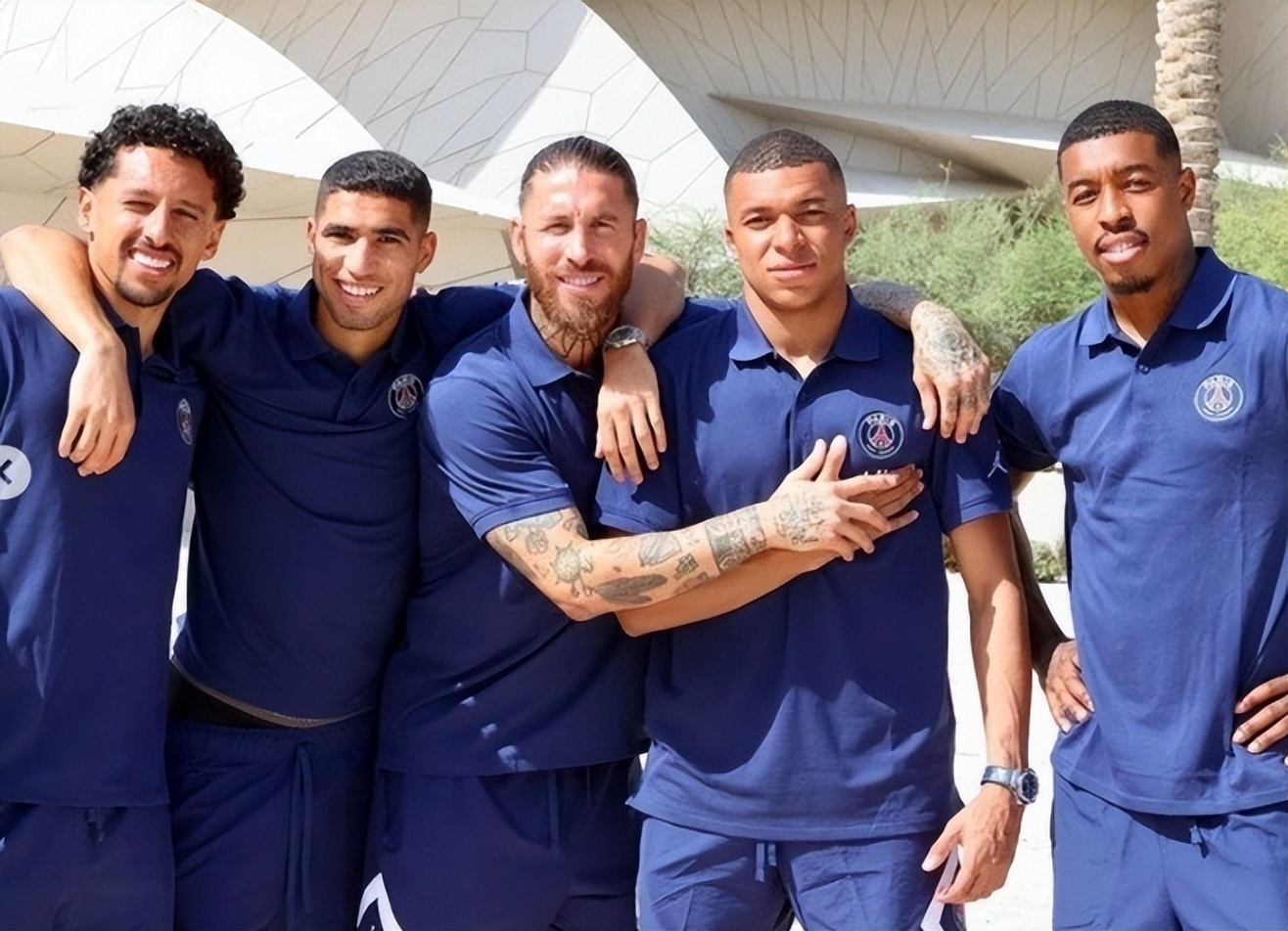 安娜-德-阿玛斯现身F1阿布扎比站挥旗