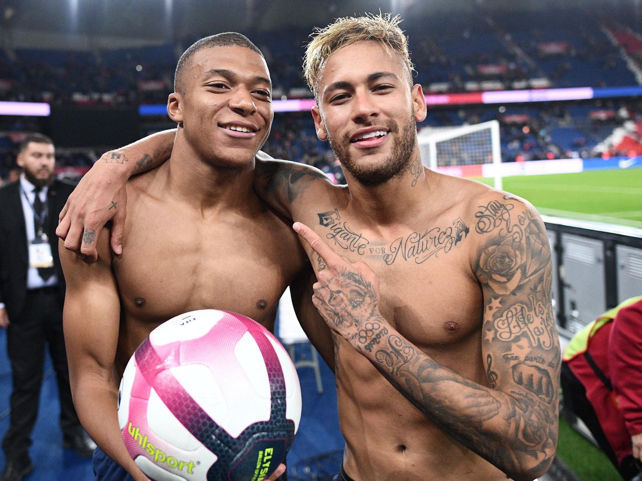 英国女歌手利帕现场观看阿根廷国家德比，并与里克尔梅合影