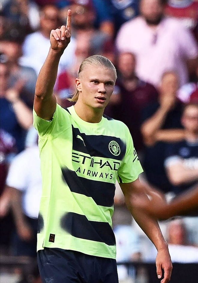 利物浦本赛季状态低迷，引援失误和阵容问题导致萨拉赫被冷宫，球队内部矛盾加剧。